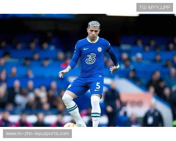 切尔西边路连线精妙，斯特林接应门前补射得手